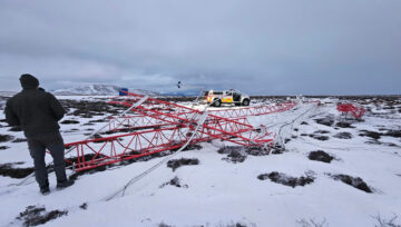Ísing felldi vindmælingamastur