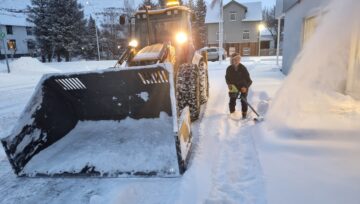 Hjálpast að í snjómokstri
